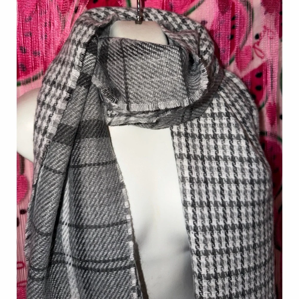 🩶 Steve Madden Reversible Fringe Scarf